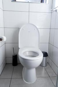 14A Elizabeth Place in Waterfall Midrand - Beautiful self catering 2 bedroom unit next to Kyalami Racetrack with free WiFi swimming pool gym and restaurant - Perfect for a small family