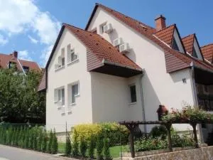 Großzügige Ferienwohnung mit Garten und Terrasse - Kőröshegy