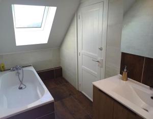 Maisons de vacances Maison avec piscine, boulodrome dans les Pyrenees : photos des chambres