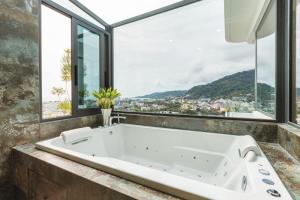 "BS Villa", 5BR, Seaview, 5 min to Patong Beach