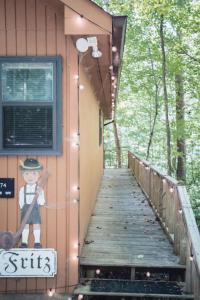 Awe-Inspiring Views - Fireplace - Patio and King Bed