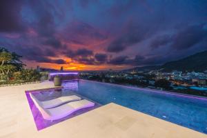 "BS Villa", 5BR, Seaview, 5 min to Patong Beach