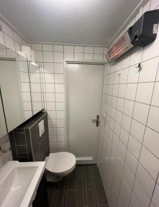 Dennenrust A-frame huisje middenin het bos.