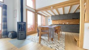 Appartements La Bergerie 10-12 personnes au pied des pistes a Montalbert : photos des chambres