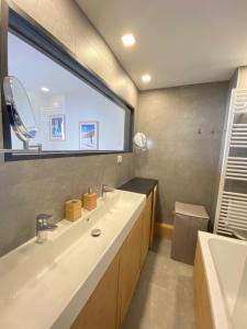 Appartements La Bergerie 10-12 personnes au pied des pistes a Montalbert : photos des chambres