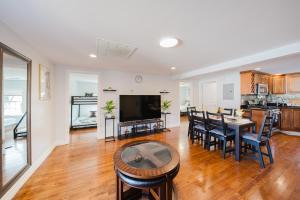 74L - 2BR Quincy - Cozy Couple Hideout near Wollaston Beach