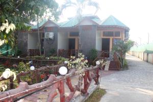 Resort Gorumara Riverside