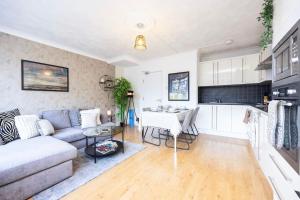 Trendy 4-Bed maisonette in London with lift and balcony, walking distance to tube stations