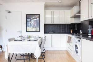 Trendy 4-Bed maisonette in London with lift and balcony, walking distance to tube stations