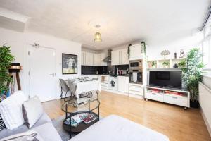 Trendy 4-Bed maisonette in London with lift and balcony, walking distance to tube stations