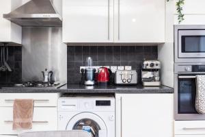 Trendy 4-Bed maisonette in London with lift and balcony, walking distance to tube stations