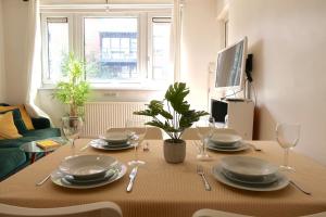 Chic 4-Bed apartment in London w balcony and walking distance to tube