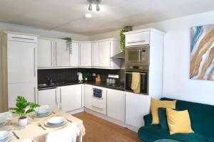 Chic 4-Bed apartment in London w balcony and walking distance to tube