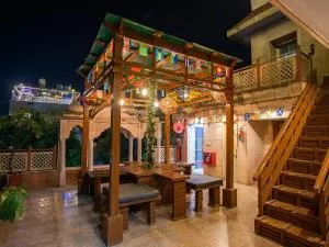 Moustache Agra - Вріндаван