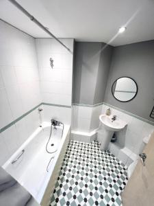 Modern two bedroom two bath opp tube station (central line)