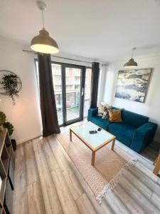 Modern two bedroom two bath opp tube station (central line)