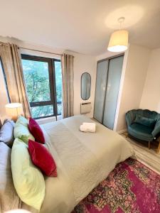 Modern two bedroom two bath opp tube station (central line)