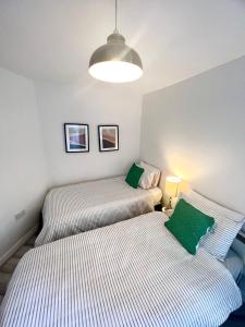 Modern two bedroom two bath opp tube station (central line)