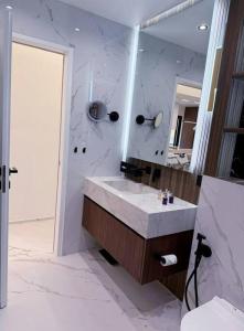 EcoStay Celebrity 2 BDR luxurious apartment by the sea#