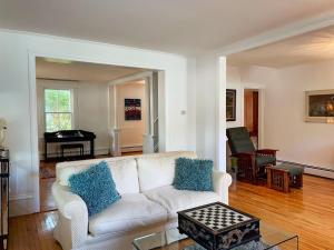 Gwyn Haven - Spacious Charming Century Home in Wellington