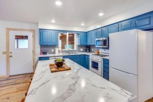 Waterfront Spirit Lake Vacation Rental with Dock!