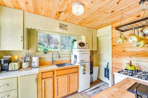 Pet-Friendly Catskills Retreat: Fire Pit & Deck!