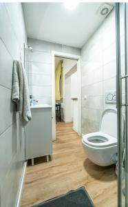 New flat , modern , wifi, 10min sol, 5 Reina Sofia