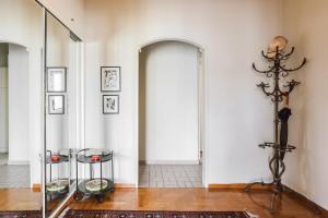 Homz AH07 Top floor 2-bedroom flat near Kallimarmaro