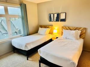 W400 Mountain Surround Top Floor Canmore Vacation