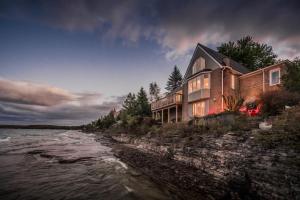 Baycrest Waterfront Escape