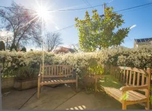 Fabulous Fairfield - 90-Day Stay, Charming 2BR 2BA House in Fairfield, 3 Blocks from Beach by Victoria Prime! - Langford