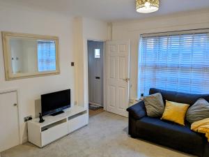 Cosy Central Home, Sleeps 5 by Homes by Jacq