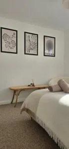 Salisbury City Centre 2-Bedroom Serviced Accommodation-Apartment - PennyVille - Salisbury