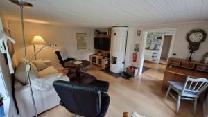 Lidsbergs torp i Ölme från år 1910 Ett eget mysigt torp med kakelugn, lågt i tak, sovrum med dubbelsäng och 2 enkelsängar på loft med snedtak bäddsoffa i v-rum trädgård med gasgrill