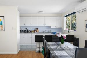 3BR Modern Lakeside Escape, Beach & Park Views