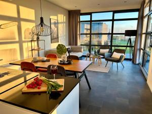 Enkhuizer Strand Chalet WolkeSieben Dritte Reihe mit Zaun Hausnr 202