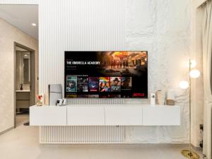 Skyline Serenity Holiday Home I Grandeur 2 Bedroom Apartments I Burj Khalifa & Fountain Views I Free Parking, Gym, Pool & Wi-Fi