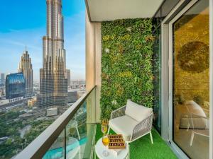 Skyline Serenity Holiday Home I Grandeur 2 Bedroom Apartments I Burj Khalifa & Fountain Views I Free Parking, Gym, Pool & Wi-Fi