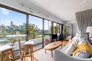 Harbour Horizon - Iconic Skyline Retreat with Pool