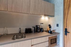 Luxury Studio with Balcony and Rooftop Pool in Best Location