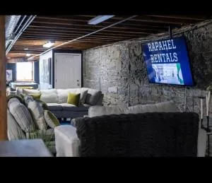 The love loft on the waterfree parking downtown - Halfmoon