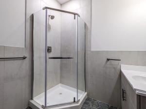 222 Brand New 2 Bedroom 1 KIT 2 BATH 1 Living