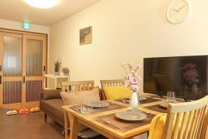 Authentic Japanese House 10 Mins to USJ , 8 Mins to Aquarium , Direct to Namba & Umeda , Guest House Anytime