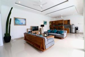 3 neighbour villas 3 pools near Atlas Beach Club