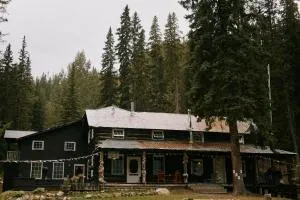 Rustic Beaverfoot Lodge - Parson