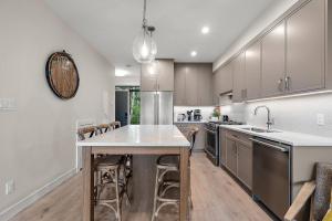 The Beach House at Saratoga Modern Beach Oasis