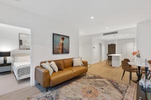 Stunning City Views and Best CBD Location w Pool