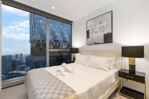 Stunning City Views and Best CBD Location w Pool