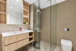 Stunning City Views and Best CBD Location w Pool