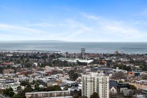 Stunning Bay and Lake Views Apt w Balcony and Wi-Fi